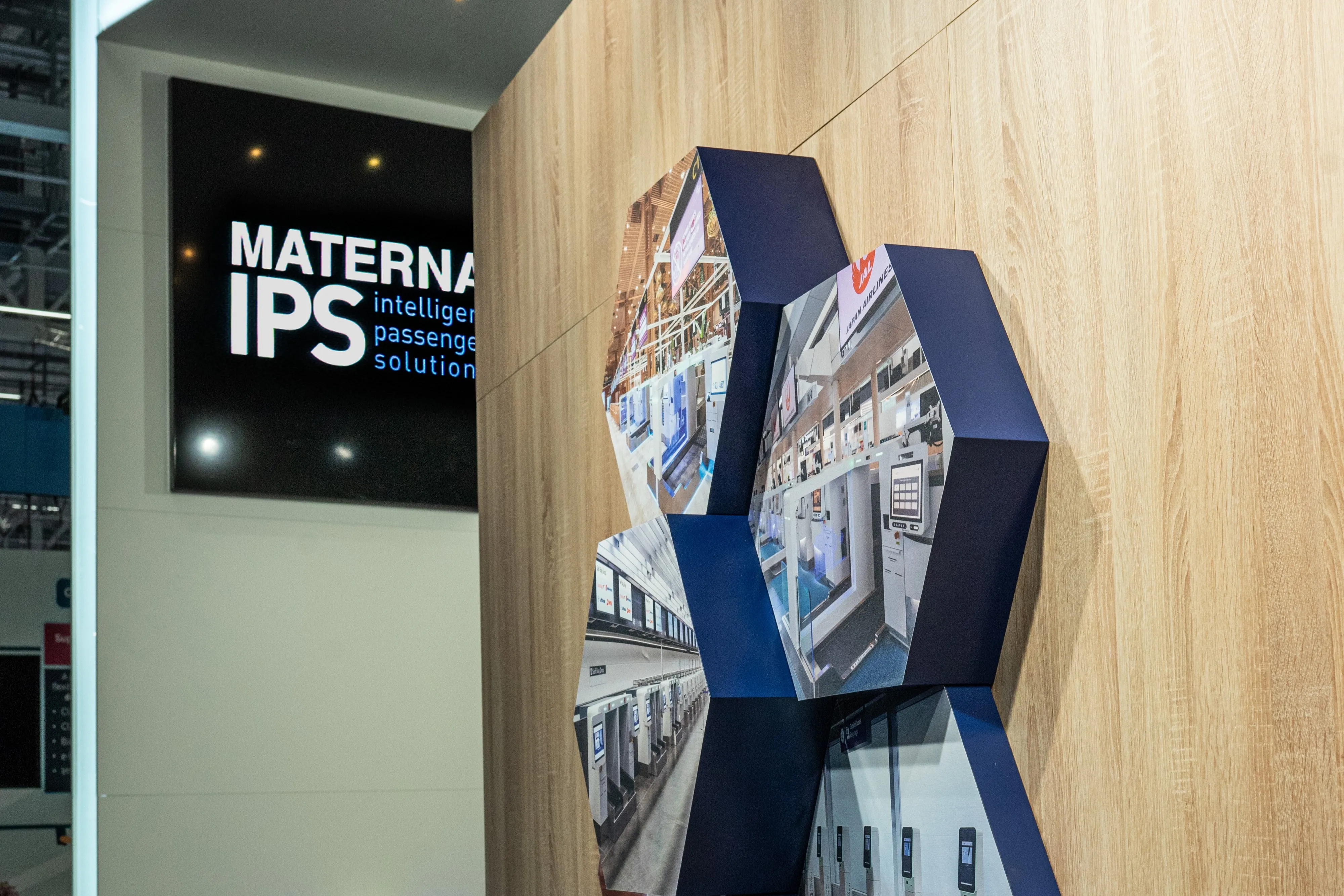 Messestand von Materna mit dekorativen Elementen, PTE 2024