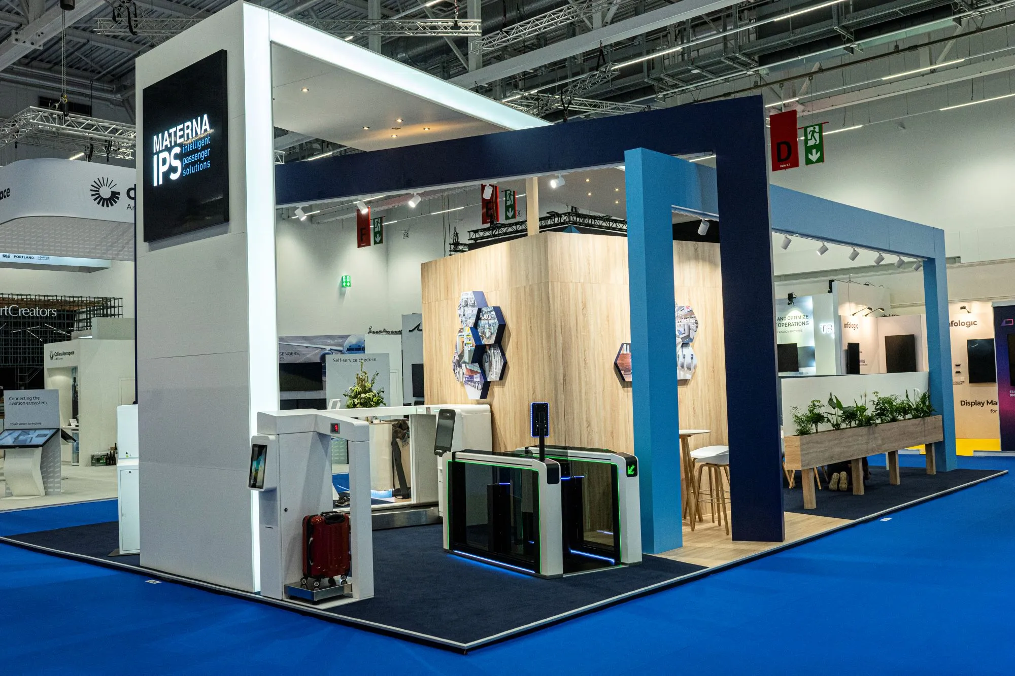 Messestand von Materna mit nachhaltigem Design und Teppich und Holzboden Seite , PTE 2024