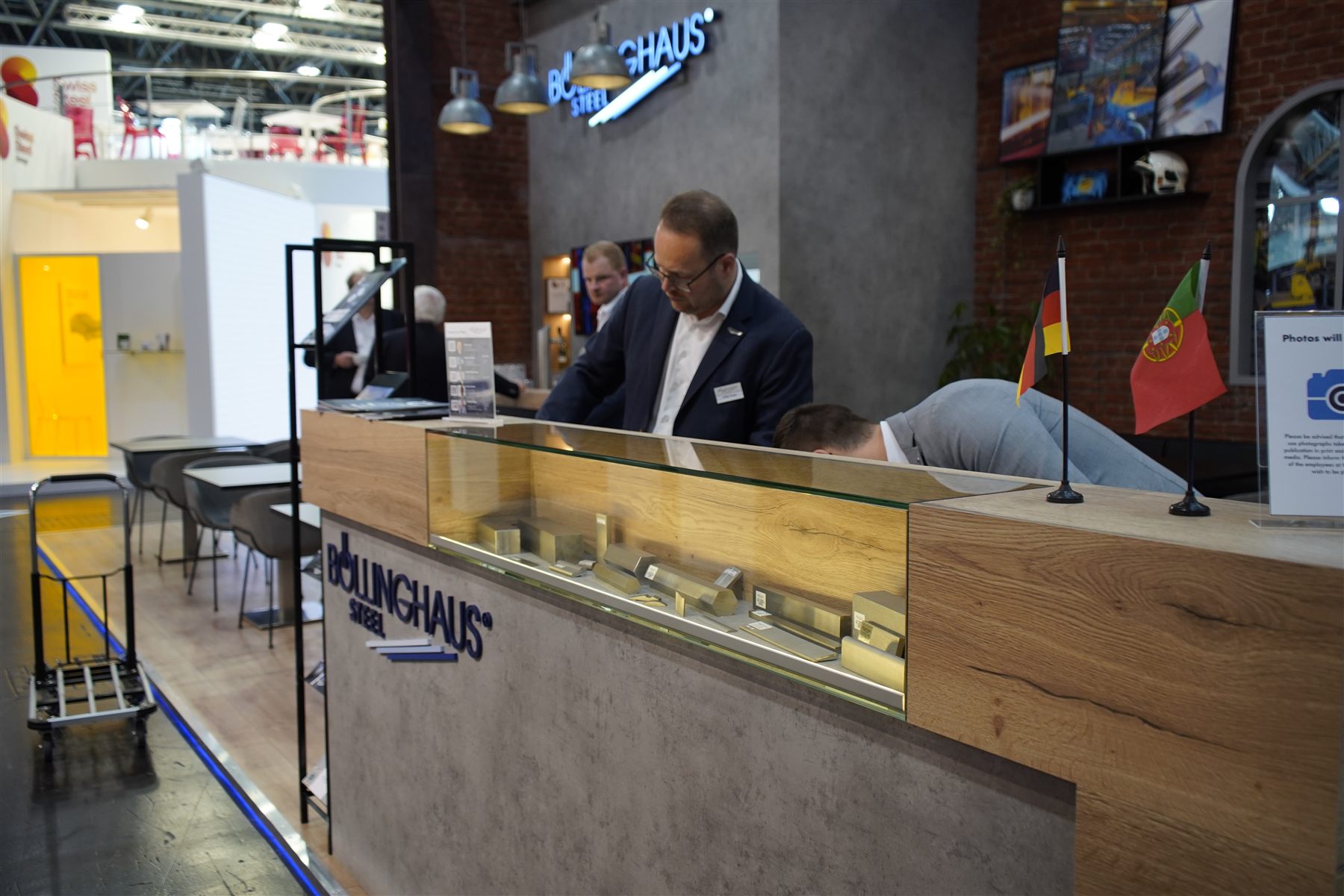 Empfangstheke am Böllinghaus Steel Messestand mit Stahlprodukten