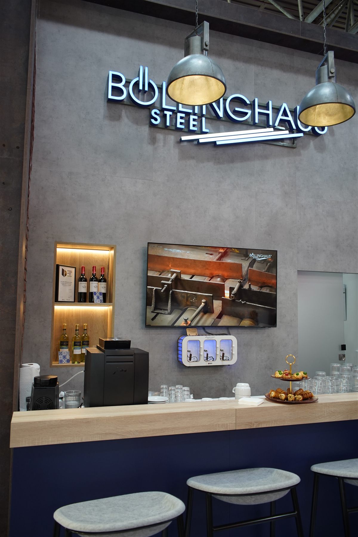 Detail des Böllinghaus Steel Messestands mit Produktvitrine und Markenschriftzug