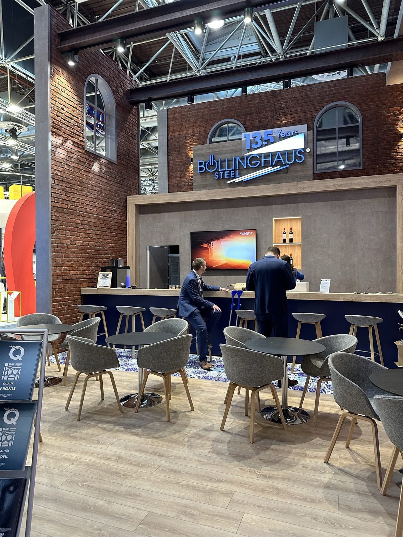 Warm beleuchteter Loungebereich am Böllinghaus Steel Messestand Tube & Wire 2024