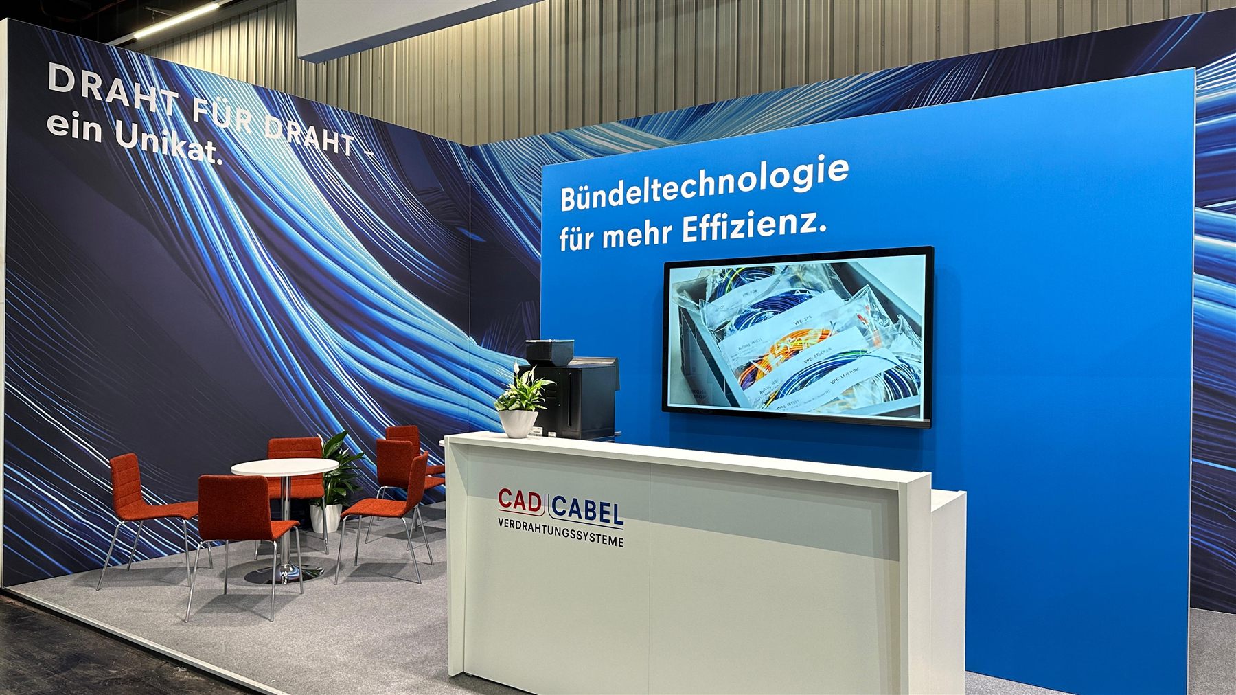 CAD CABEL Stand mit Counter und Botschaft Bündeltechnologie für mehr Effizienz