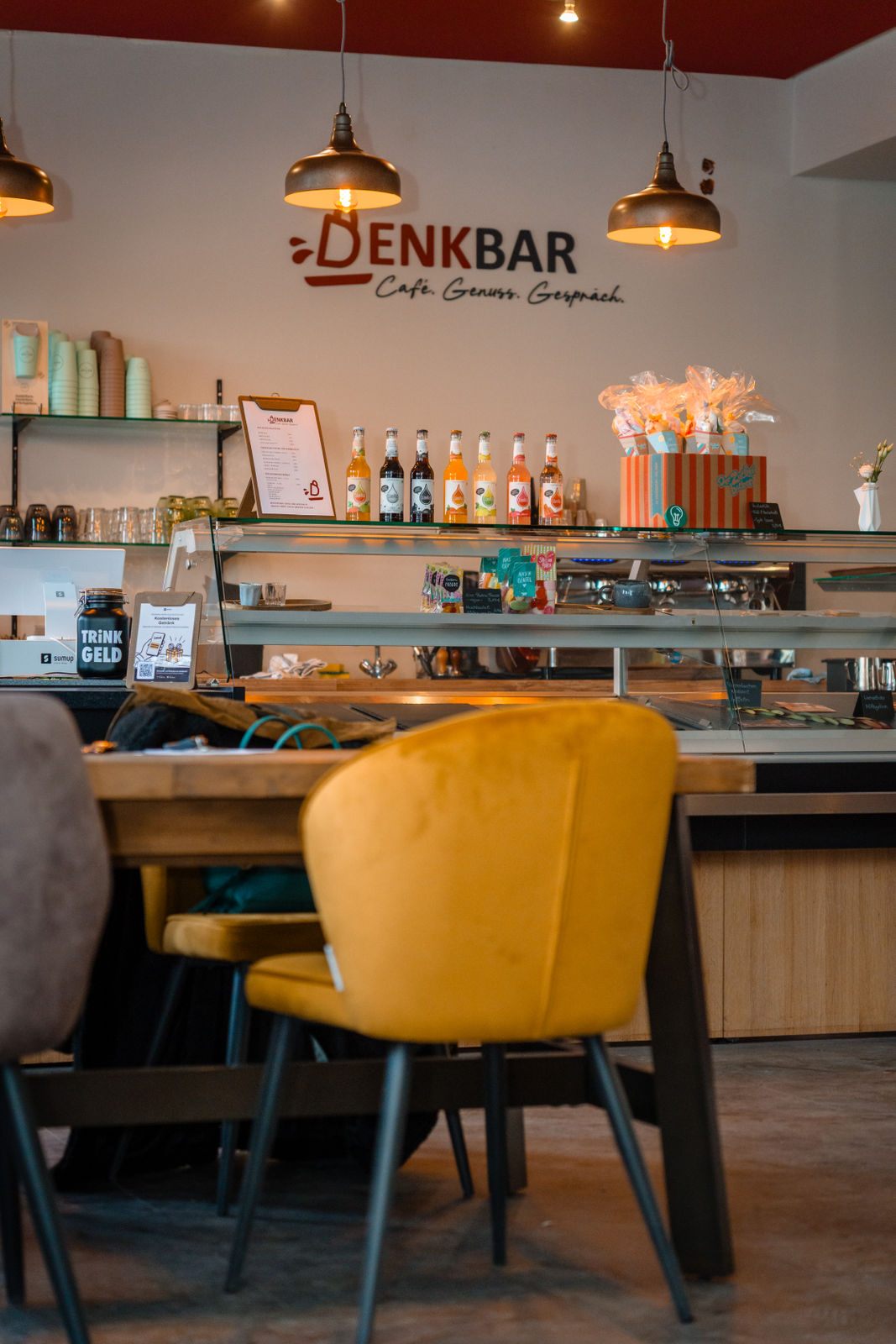 DENKBAR Café in der Denkstation Hilden mit warmen Farben und Charakter