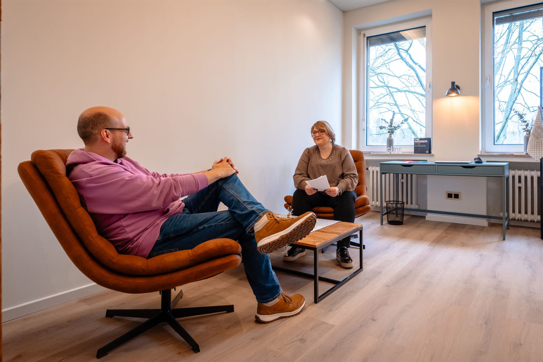 Loungebereich in der Denkstation Hilden mit Sessel und warmem Holz