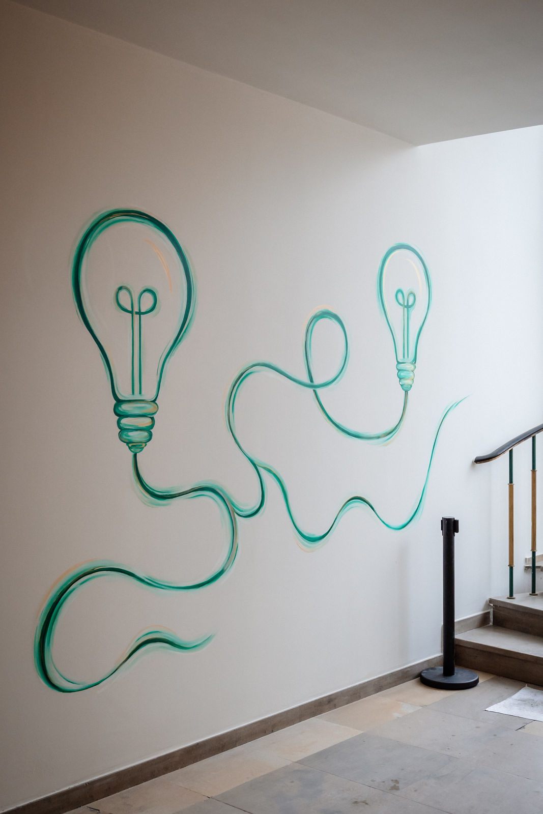 Denk-Motiv als Glühbirnen-Grafik an der Wand der Denkstation Hilden