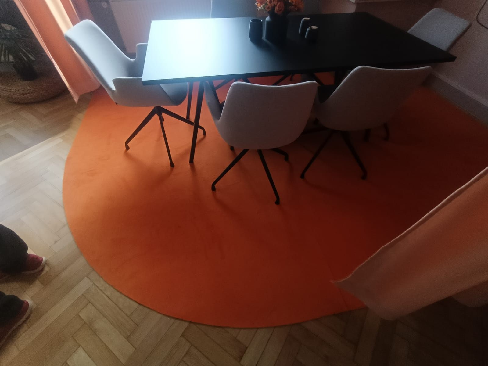 Runder oranger Besprechungstisch im Büro von Digitaler Unternehmenserfolg