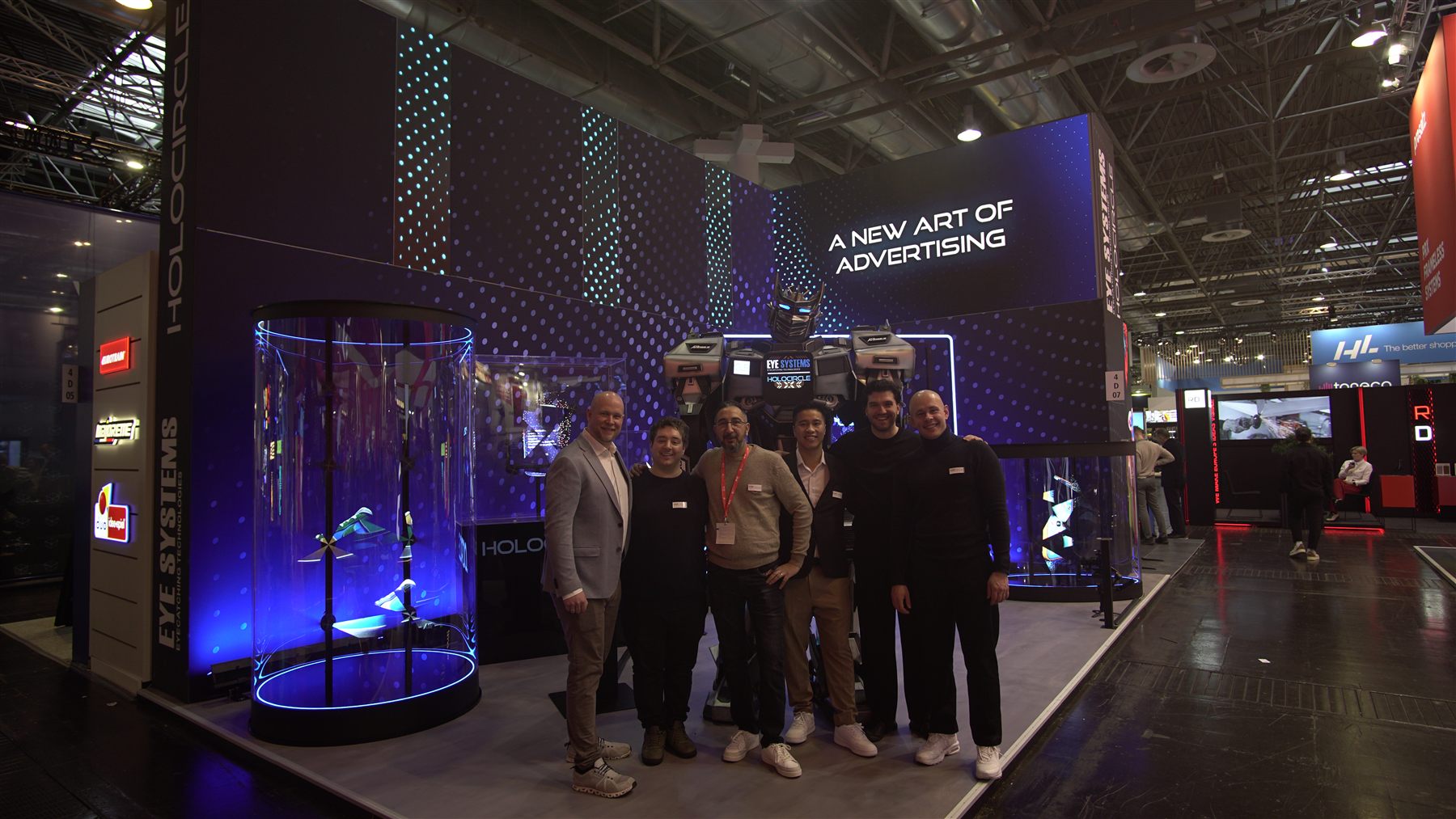 Messestand für HoloCircle mit Holografie-Säulen und LED-Wänden, A New Art of Advertising