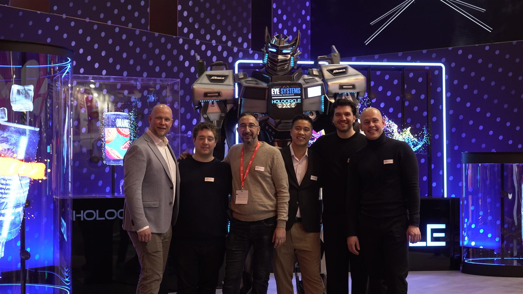 Team am HoloCircle Messestand mit integrierten LED-Wänden