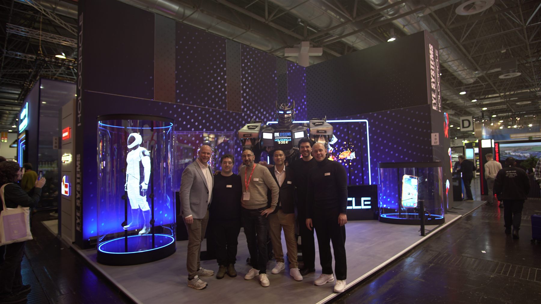 HoloCircle Messestand mit leuchtender Stoffgrafik und Holografie