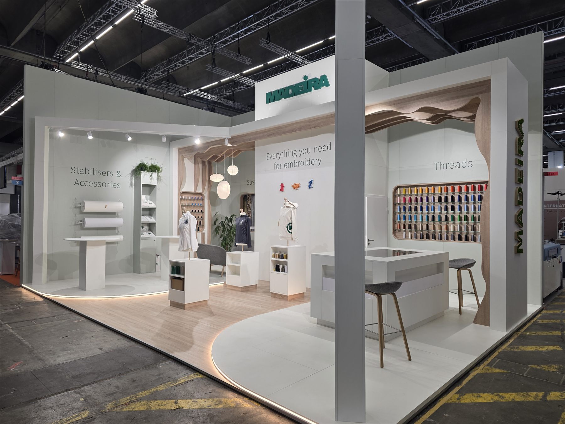Abendaufnahme des Madeira Messestands Techtextil Frankfurt 2026
