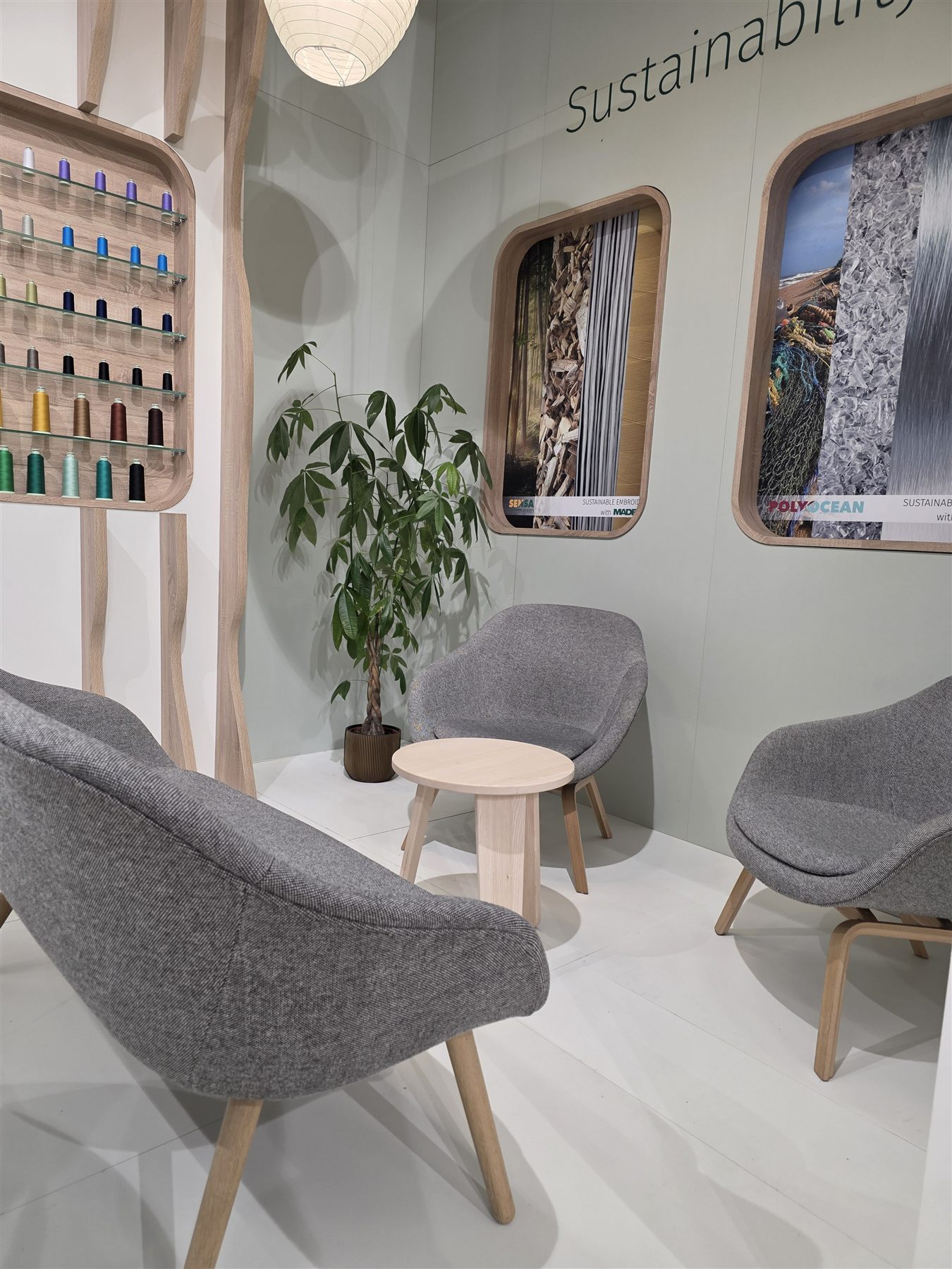 Loungebereich mit grauen Sesseln am Madeira Stand Techtextil 2026