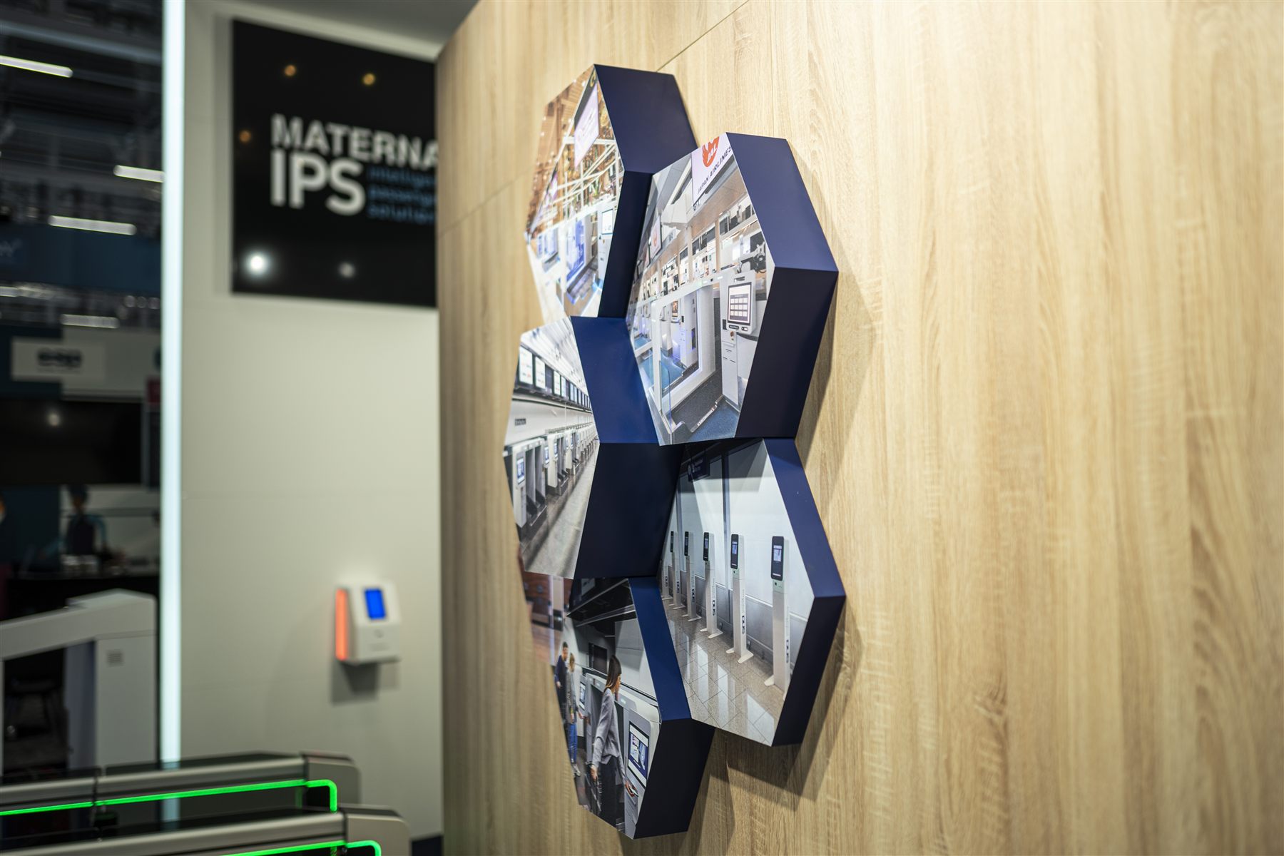Beleuchtete Sechseck-Displays mit Weltkarten-Motiv am Materna IPS Stand