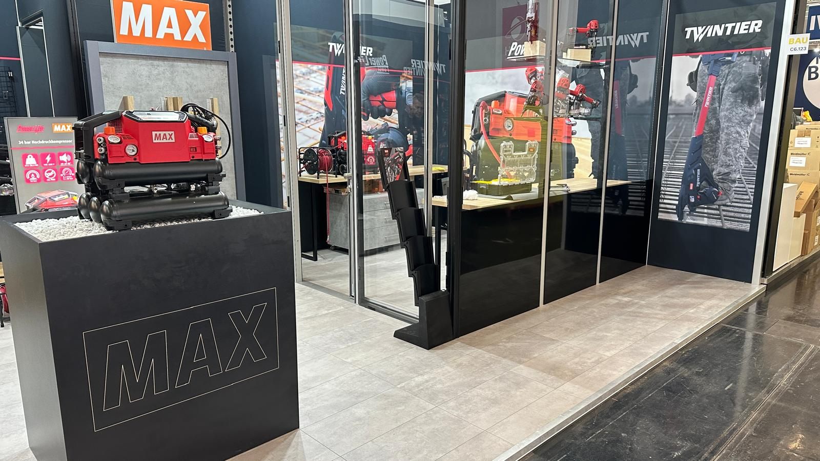 Produktpräsentation am MAX Messestand mit beleuchteter Vitrine
