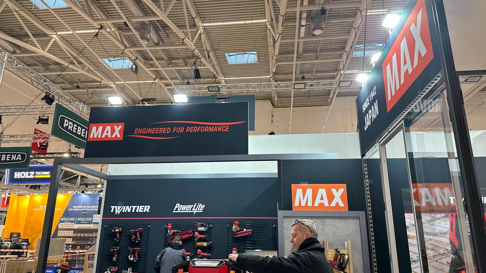 MAX Messestand mit rotem Markenzeichen und Produktdisplays