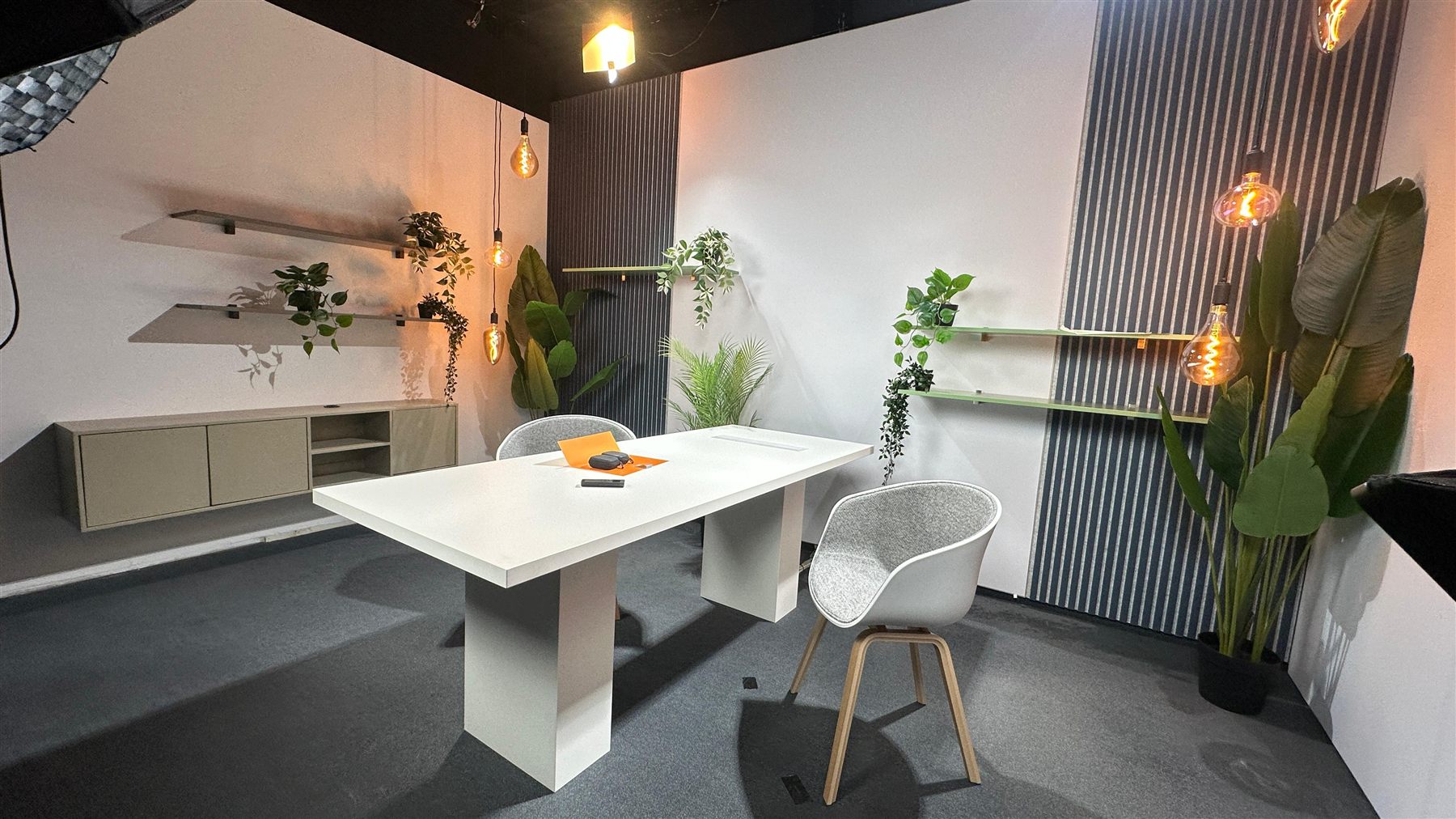 Filmstudio für MDT technologies mit heller Präsentationsfläche, Akustiklamellen und warmem Licht