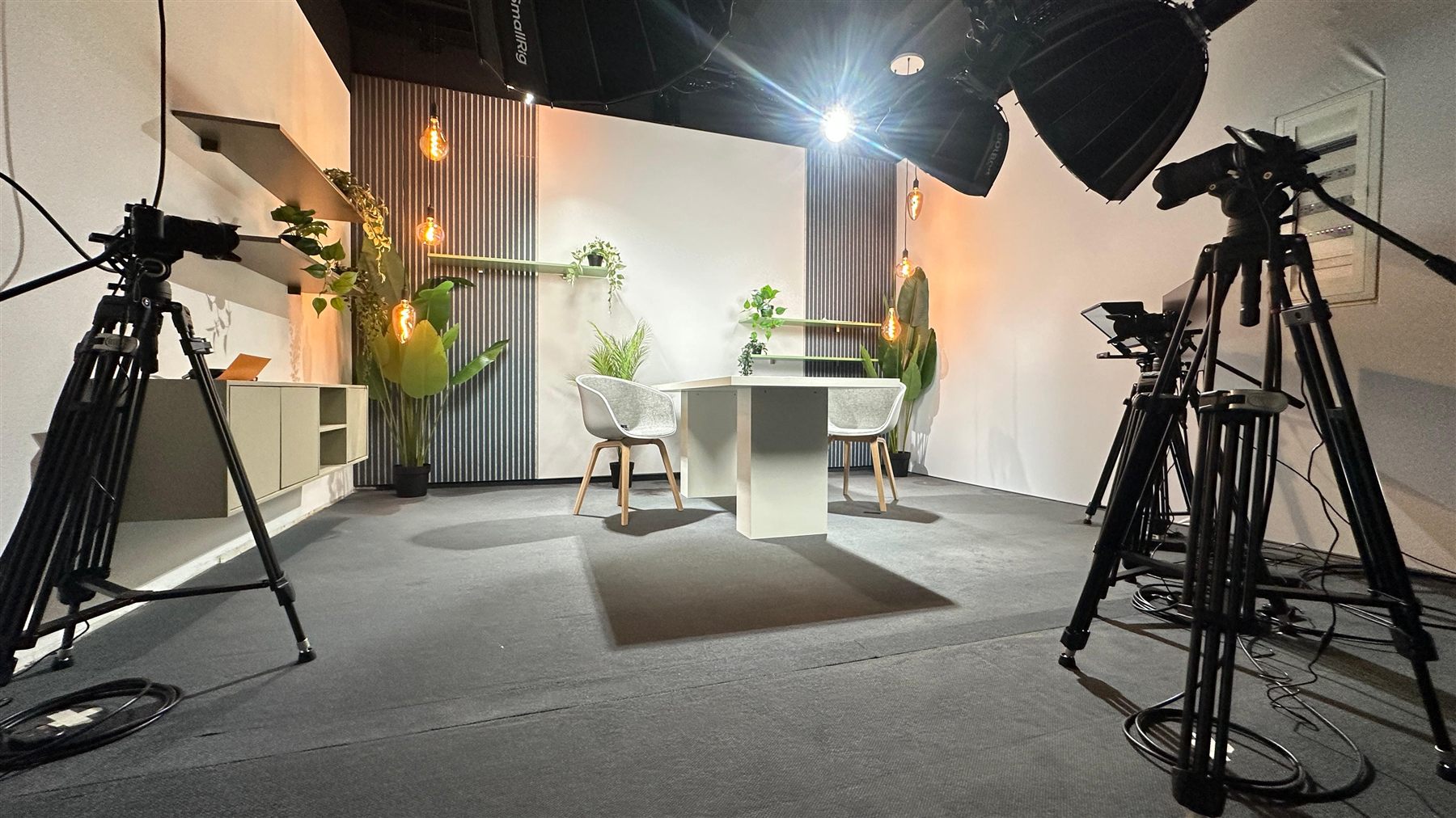 Filmstudio von MDT mit Kameras, Stativen und Lichttechnik