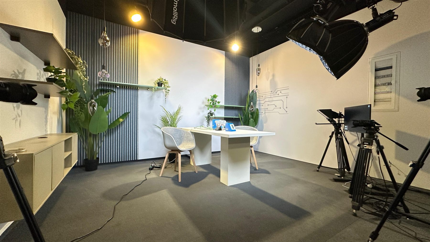 Filmstudio MDT mit Lichttechnik und Akustiklamellen