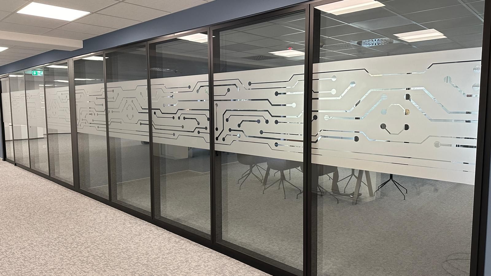 Glas-Folierung mit Platinen-Motiv in den Büroflächen von MDT technologies