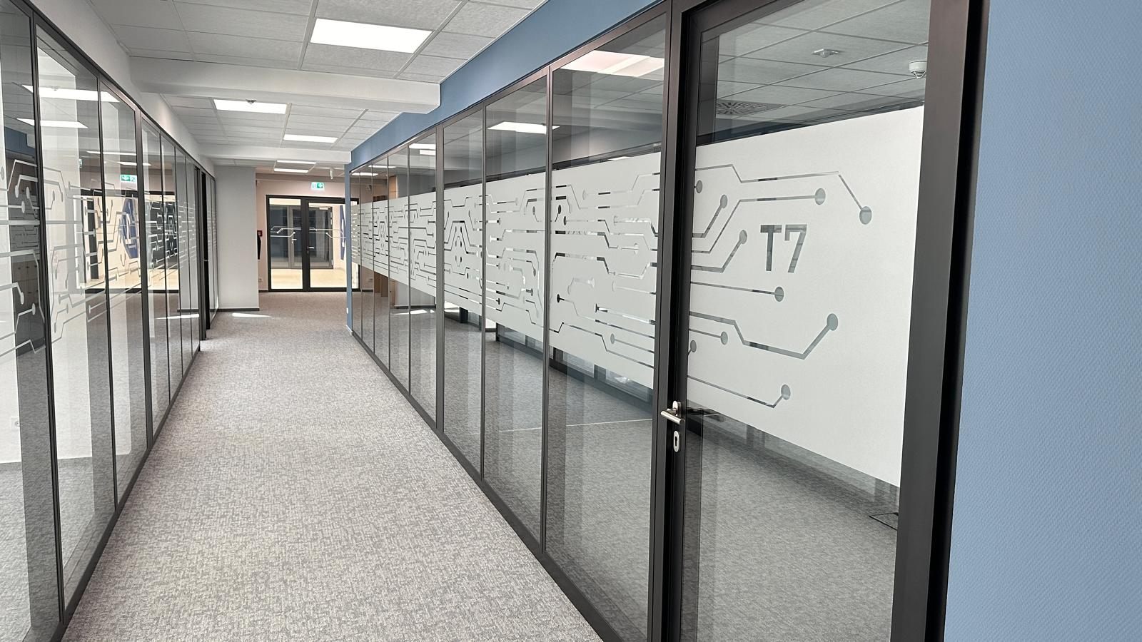 Foliertes Glas mit MDT Platinen-Muster als Sichtschutz im Design