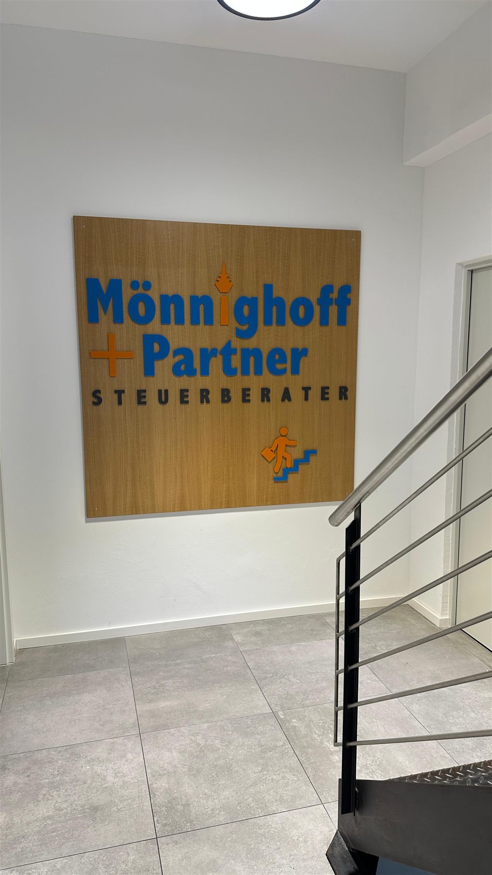 Mönnighoff und Partner Markenschriftzug im Treppenbereich