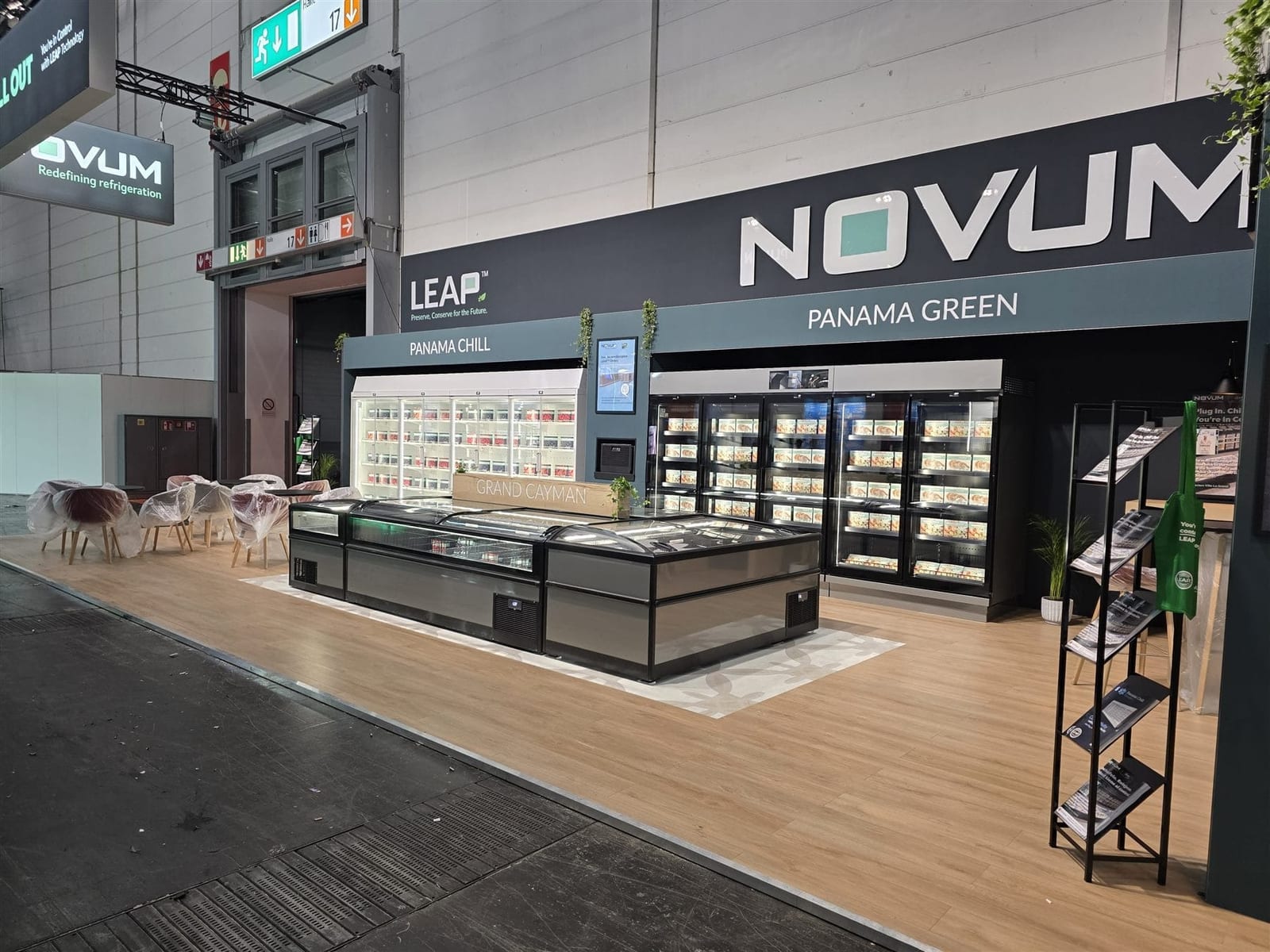 Messestand für Novum auf der EuroShop Düsseldorf 2026, als Supermarkt inszeniert