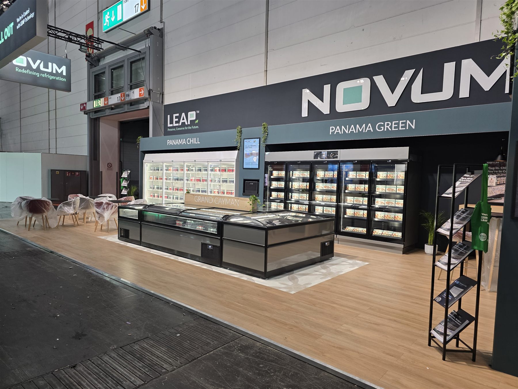 Messestand für Novum auf der EuroShop Düsseldorf 2026, Panama Green Kühlmöbel mit LEAP Technologie
