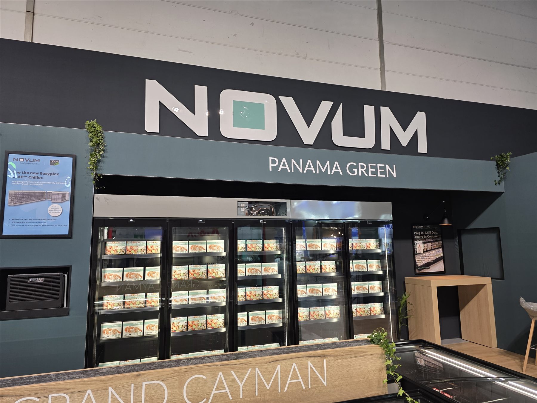 Novum Panama Green Kühlregal mit Produktpräsentation und Bildschirm
