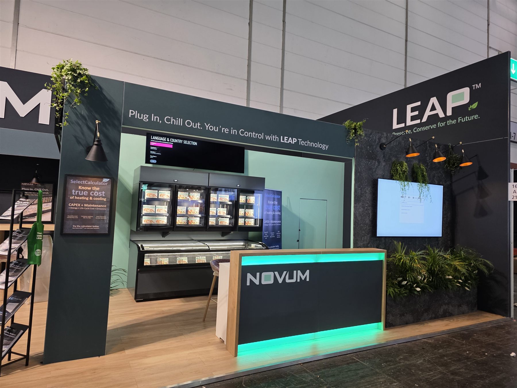 Beratungstheke am Novum-Messestand, Plug In Chill Out mit LEAP Technologie